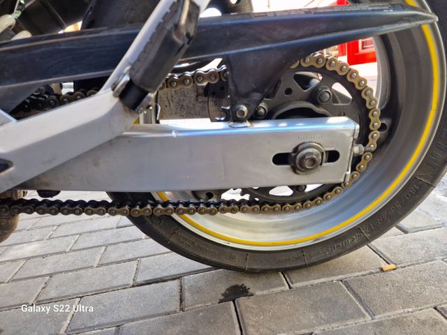 Honda Hornet CB600F.
Etiqueta B.