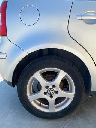 Volkswagen Polo 2004, llantas 15'' de 5 radios