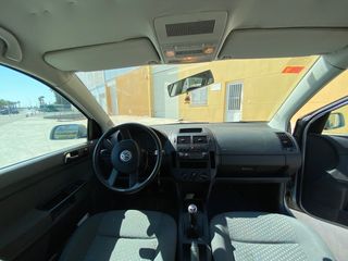 Volkswagen Polo 2004, llantas 15'' de 5 radios