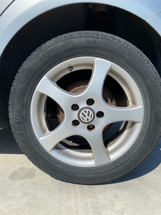Volkswagen Polo 2004, llantas 15'' de 5 radios