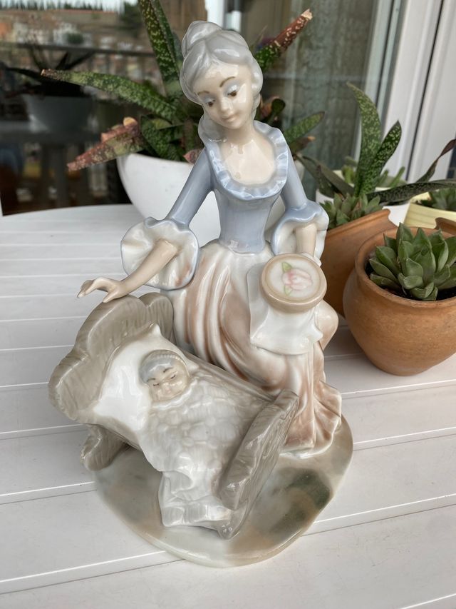 figura porcelana fina. Guerra San Martin