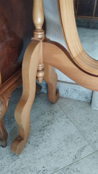 Bonito espejo de pie