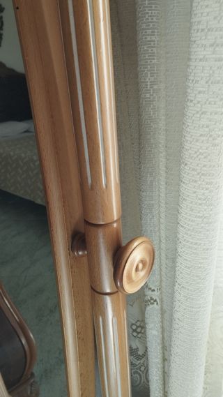 Bonito espejo de pie