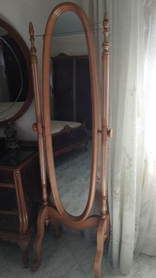 Bonito espejo de pie