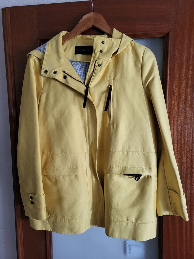 Abrigo amarillo ZARA