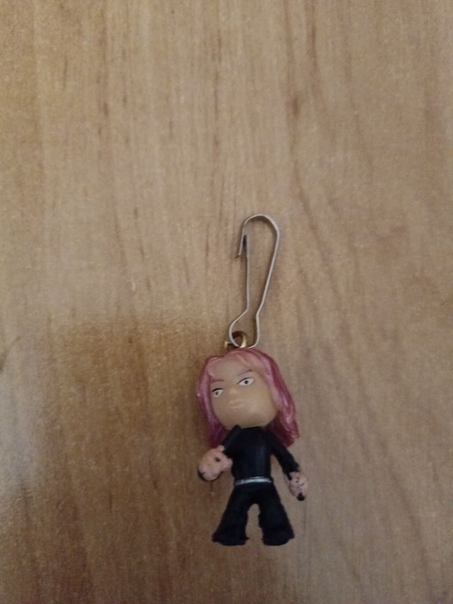 Llavero muñeca pelo rosa