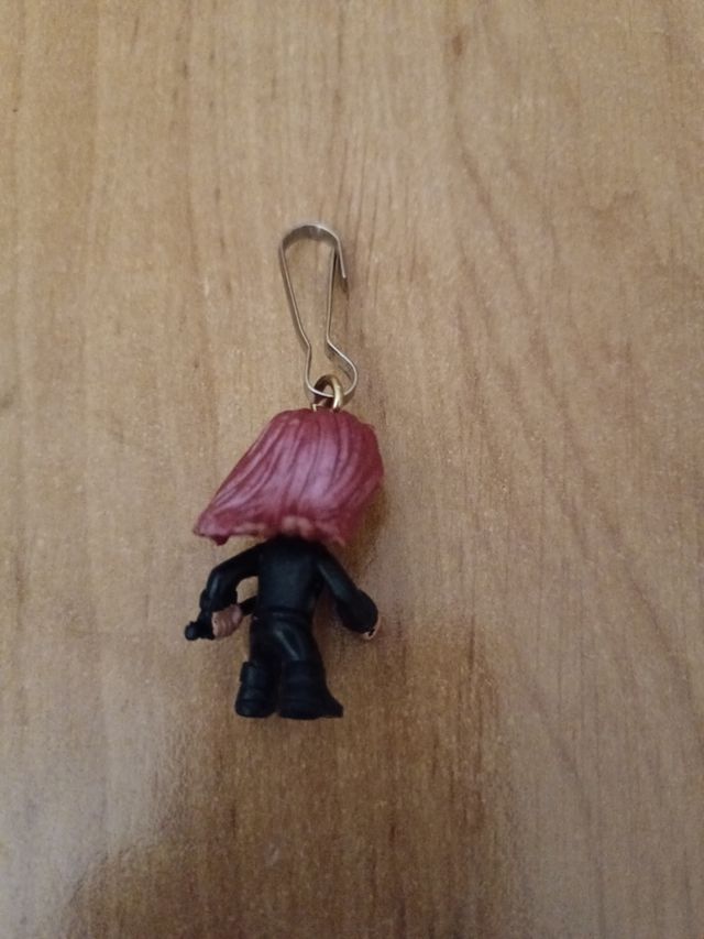 Llavero muñeca pelo rosa