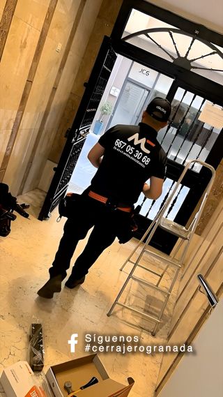 CERRAJERO GRANADA: ¡Llegamos en 15 min! 0€ Sustos