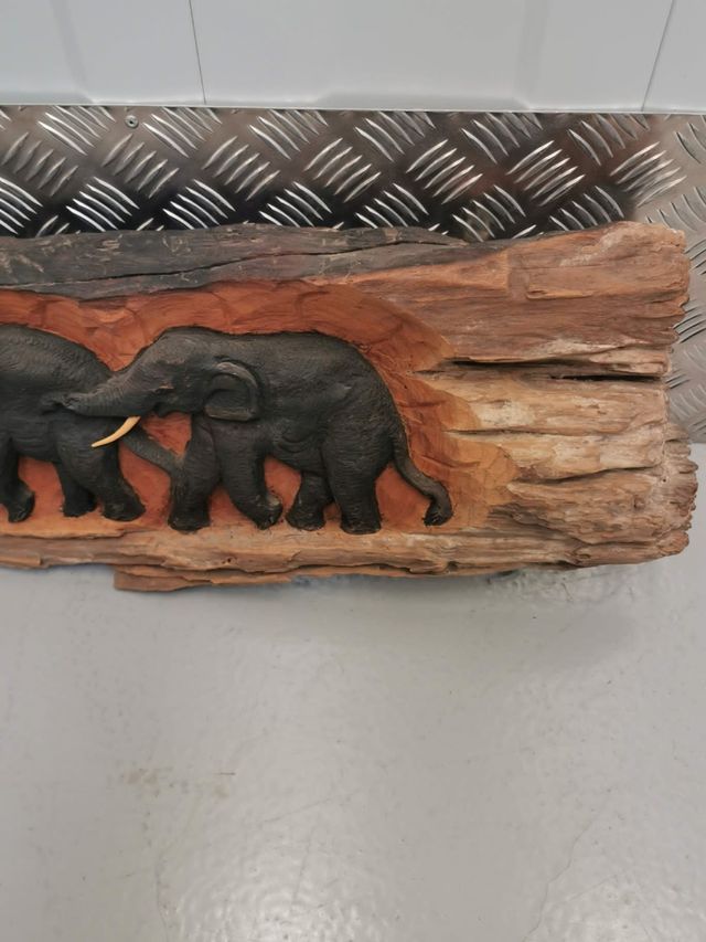 Baule intagliato in legno