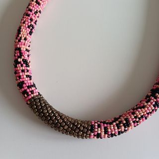 Gargantilla de abalorios rosas