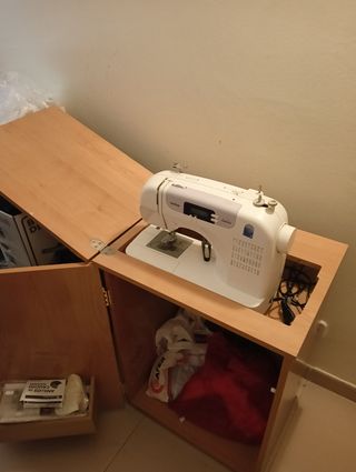 Máquina de coser + mueble