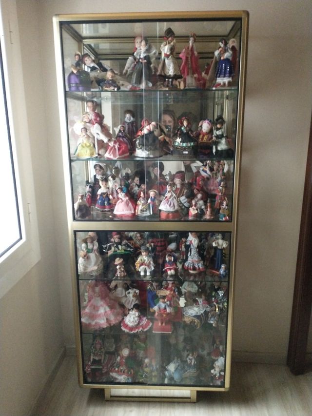 Colección muñecas del mundo con vitrina