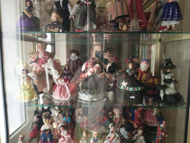 Colección muñecas del mundo con vitrina