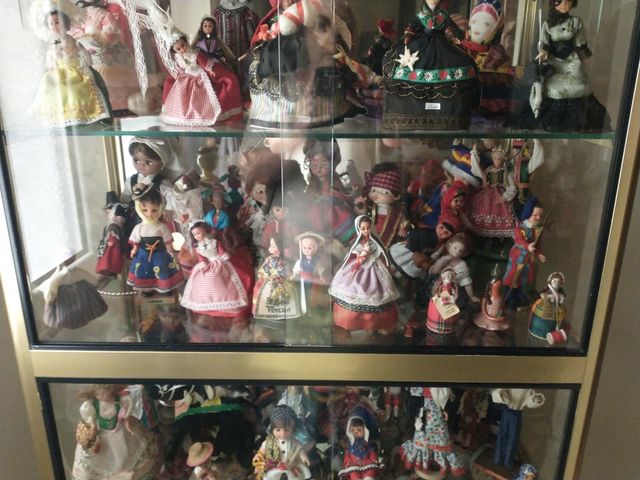 Colección muñecas del mundo con vitrina