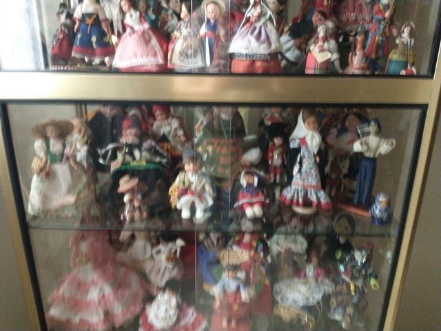 Colección muñecas del mundo con vitrina