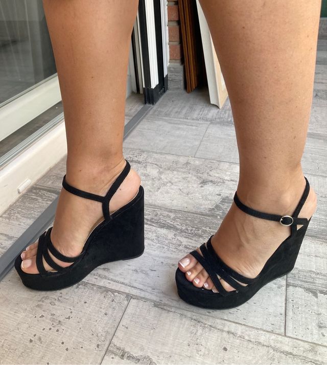 Sandalias de cuña negras