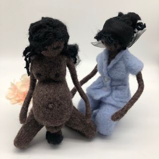 Muñeca negra embarazada dando a luz con la matrona