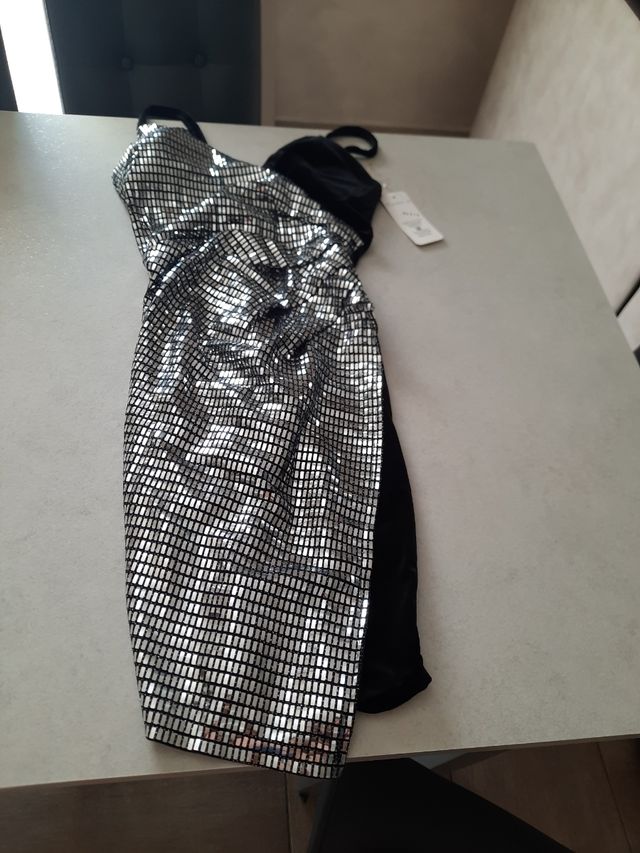 Vestito nuovo con cartellino