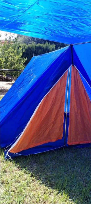 Tienda de campaña azul y naranja