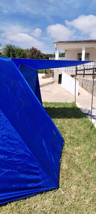 Tienda de campaña azul y naranja