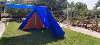 Tienda de campaña azul y naranja