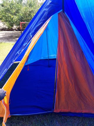 Tienda de campaña azul y naranja