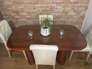mesa de salón extensible cristal y cuatro sillas 