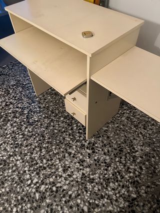 Mesa ordenador, con bandeja extensible