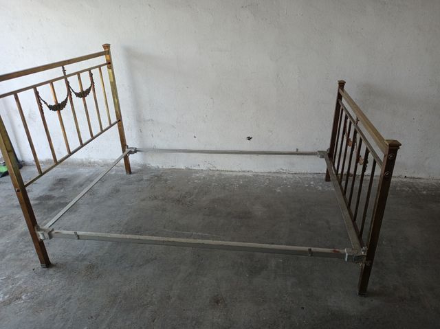 Cama antigua de matrimonio