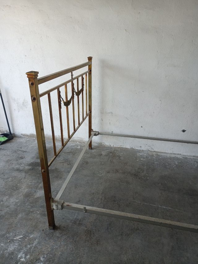 Cama antigua de matrimonio