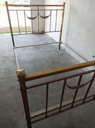 Cama antigua de matrimonio