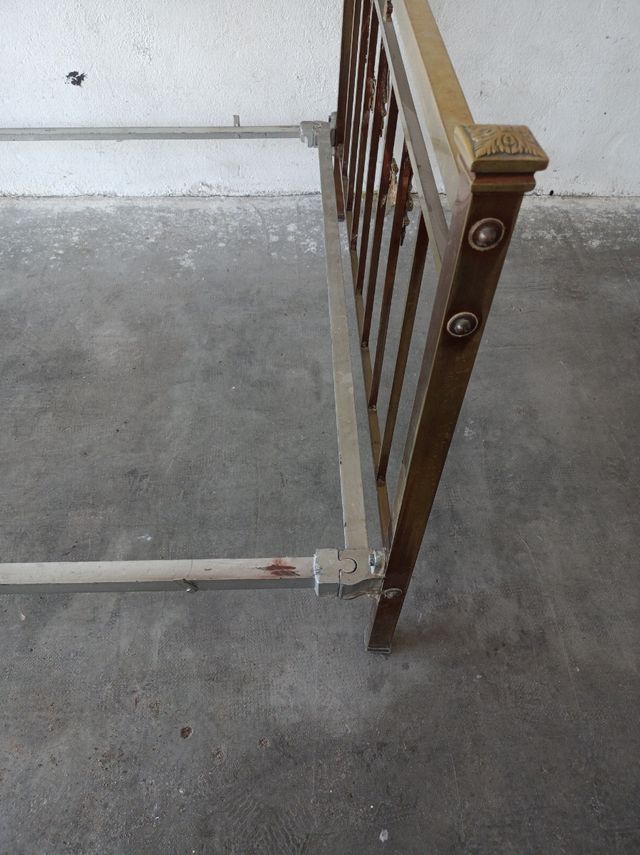 Cama antigua de matrimonio