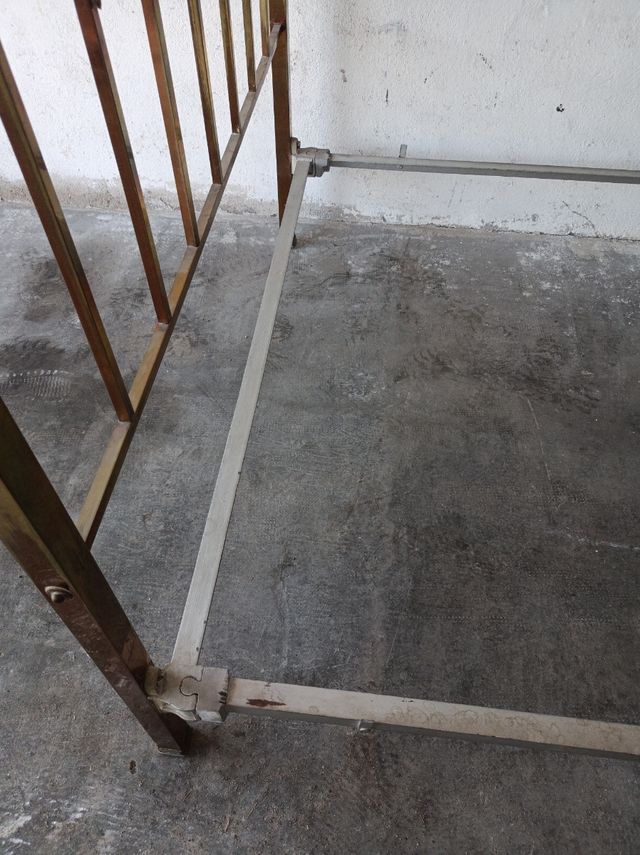 Cama antigua de matrimonio