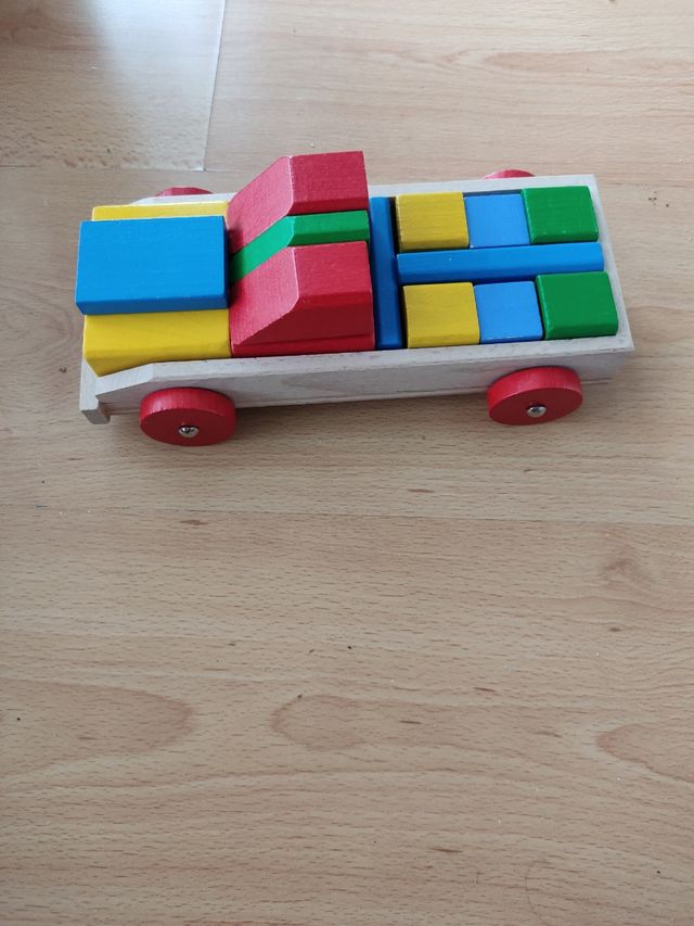 Macchinina giocattolo in legno