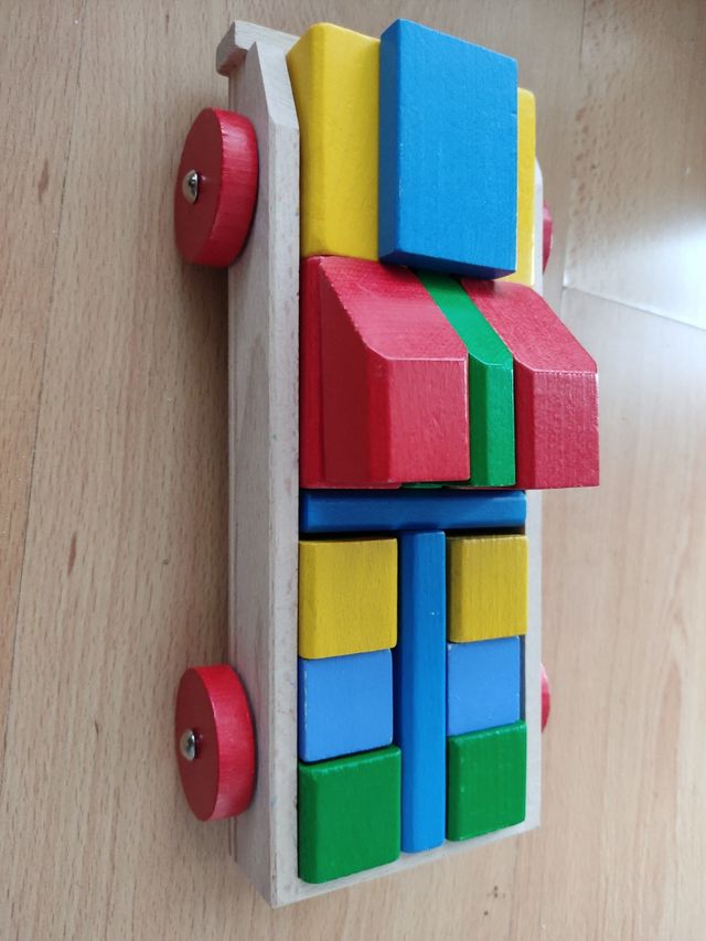 Macchinina giocattolo in legno