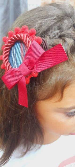 SE HACEN DIADEMAS PARA UNIFORME Y PINZAS A JUEGO 