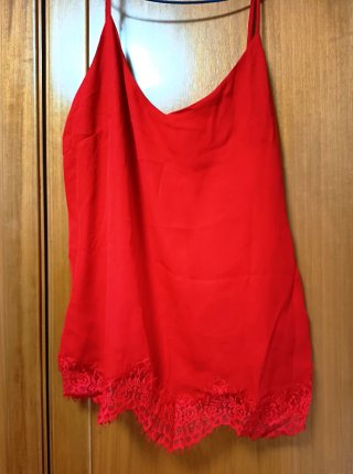 TODO AL ROJO. Dos camisetas de tirantes