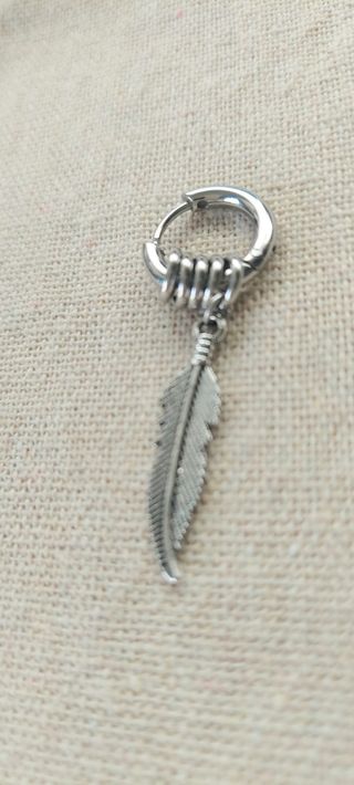 Pendiente pluma de acero.Unisex