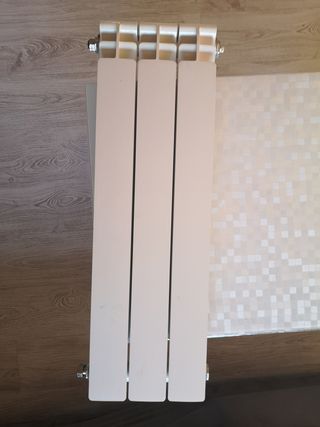 Radiador de agua con anclaje a pared