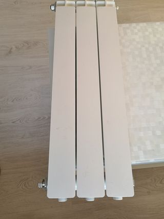 Radiador de agua con anclaje a pared