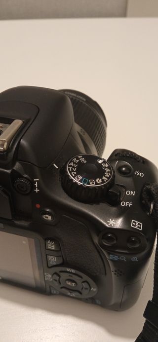 Cámara réflex CANON EOS 550D con accesorios