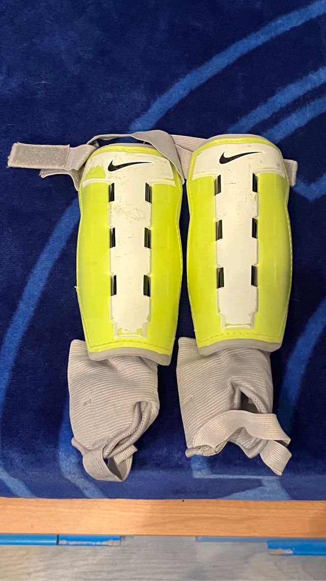 Espinilleras y tobillera NIKE