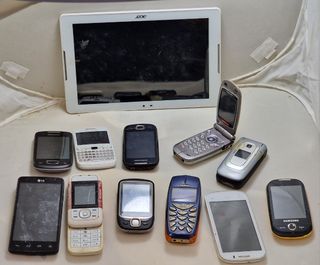 Lotto 11 cellulari ed un tablet