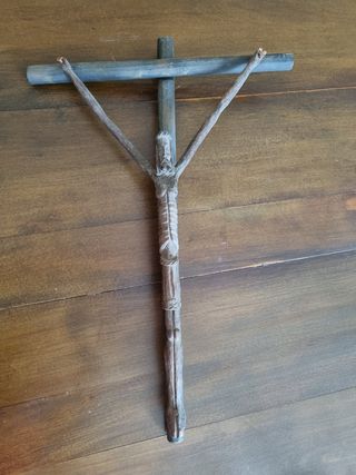 CRUCIFIJO TALLADO EN MADERA