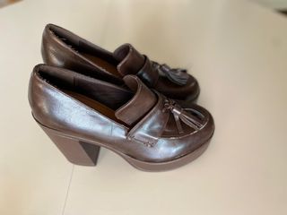 Zapatos de tacón marrones.