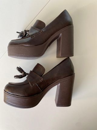 Zapatos de tacón marrones.