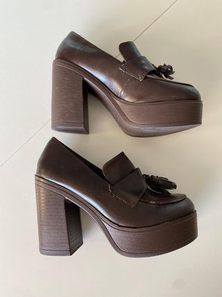 Zapatos de tacón marrones.