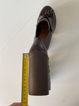 Zapatos de tacón marrones.