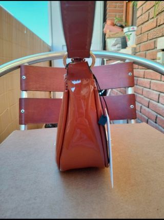 Bolso charol Stradivarius 
