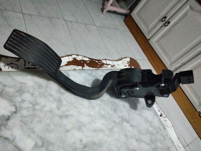Pedal de aceleración Fiat doblo 2015